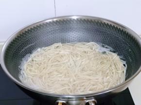 水烧开后下挂面，煮熟捞出，过冷水。