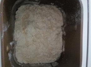 除黄油外的所有材料放入面包机，开动和面程序，