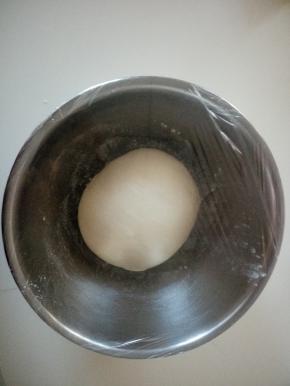 放入盆中盖上保鲜膜发酵到2倍大