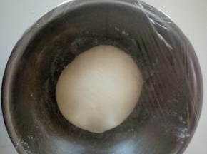 放入盆中盖上保鲜膜发酵到2倍大