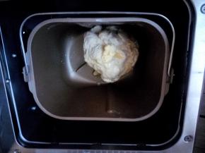 揉出厚厚的膜。然后加入软化的黄油继续揉。