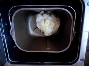 揉出厚厚的膜。然后加入软化的黄油继续揉。