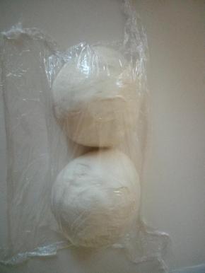 分割成两个面团滚圆松弛10分钟。