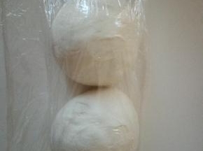 分割成两个面团滚圆松弛10分钟。