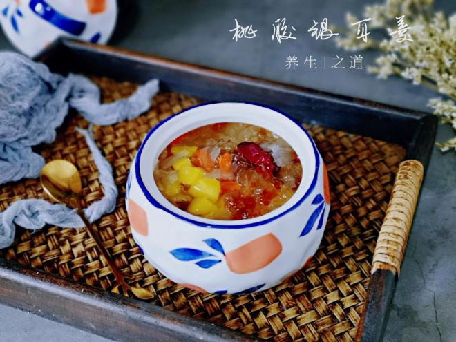 桃胶红枣银耳羹