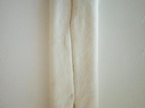 、取一个面团，擀成长方形，两边向中间对折。，卷起。