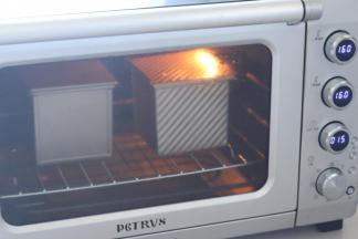 烤箱180度预热。然后降到160度烘烤30到35分钟左右。