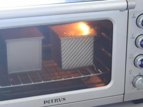 烤箱180度预热。然后降到160度烘烤30到35分钟左右。