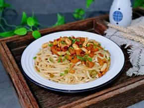 将面放入器具中，淋上做好的藕丁卤，拌均匀，撒上花生，葱花。