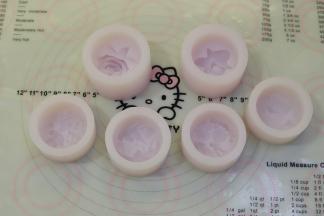 准备12个硅胶月饼模。（没有可以材料减半做6个）