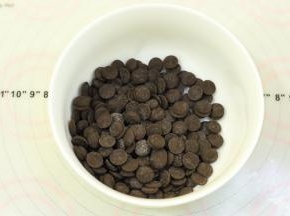 巧克力币放入一个无水无油的碗内。