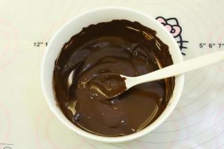 隔60度的温热水融化成巧克力液。
