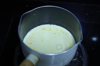 牛奶、糖和蛋黄倒入奶锅内，小火加热至微沸，离火。