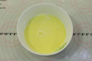 过滤蛋奶混合物。