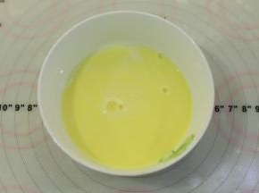 过滤蛋奶混合物。