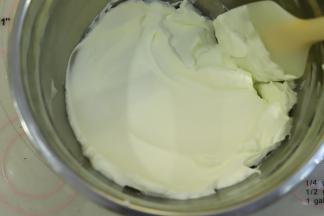 淡奶油用电动打蛋器打发至8成。