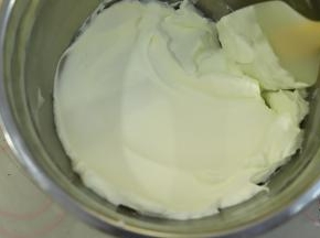 淡奶油用电动打蛋器打发至8成。
