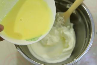 蛋奶混合物降至室温时（30度内），加入淡奶油内，拌匀。