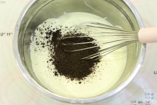 奥利奥饼干碎擀成粉状，加入到淡奶油内。