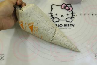 冰淇淋糊装入裱花袋内。