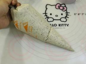 冰淇淋糊装入裱花袋内。