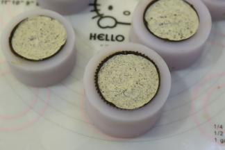 填满整个月饼模，放入冰箱冷冻1小时。