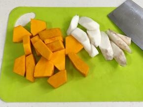 南瓜和山药去皮切块。