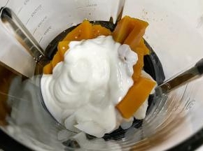 把蒸熟的南瓜和山药加入到米厨破壁机内，倒入酸奶。