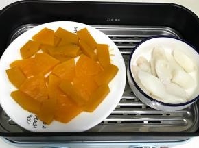 切好的南瓜和山药放入蒸锅中蒸熟。