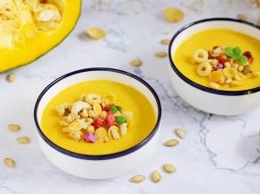 把南瓜山药酸奶糊倒入碗中，放上水果脆麦片。