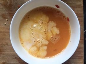 再倒入少许水淀粉；（加入淀粉水则是为了让鸡蛋不易松散，没有可以不放；如果不放淀粉水也可加入少许温水，这样鸡蛋炒出来会更加蓬松、嫩滑；）