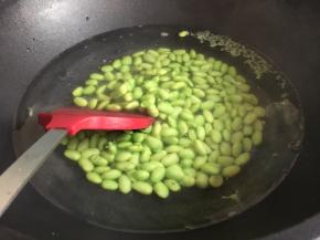 起锅倒入适量清水、几滴油、半勺盐，煮沸后倒入毛豆；（如果喜欢脆爽口感则可少煮一会，喜欢粉糯口感则可多煮一会，但是一定要注意煮久了，毛豆颜色会变黄；）