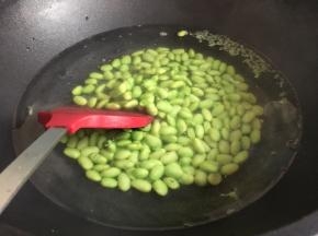 起锅倒入适量清水、几滴油、半勺盐，煮沸后倒入毛豆；（如果喜欢脆爽口感则可少煮一会，喜欢粉糯口感则可多煮一会，但是一定要注意煮久了，毛豆颜色会变黄；）