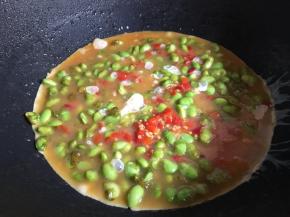 鸡蛋液再次搅打均匀再均匀倒入毛豆上；