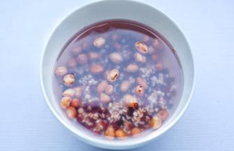 所有豆豆和花生提前一晚洗净泡好。