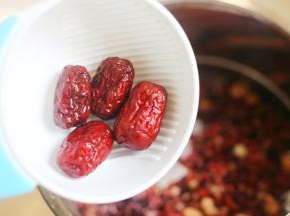 加入红枣。