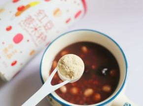 出锅放温加两勺薏米粉。