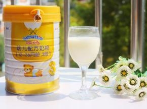 牛奶提前泡好。