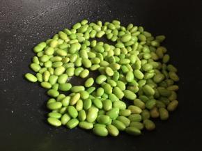 起锅热油，倒入毛豆、适量盐，翻炒均匀；（这时候加入盐能使毛豆炒制入味，避免鸡蛋液倒入后再调味毛豆无法入味；）