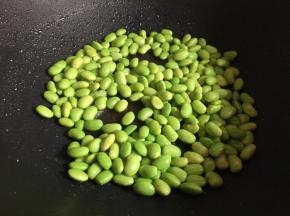 起锅热油，倒入毛豆、适量盐，翻炒均匀；（这时候加入盐能使毛豆炒制入味，避免鸡蛋液倒入后再调味毛豆无法入味；）