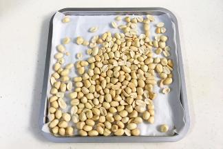 先来制作花生酱，花生放入烤箱中，150度烘烤约16～18分钟，烤完放凉去皮。