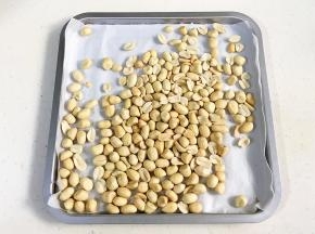 先来制作花生酱，花生放入烤箱中，150度烘烤约16～18分钟，烤完放凉去皮。