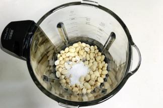 往米厨破壁机中放入花生、细砂糖和盐。