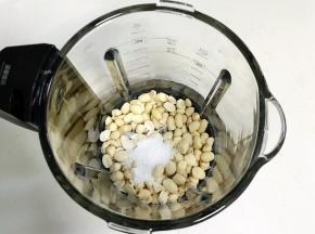 往米厨破壁机中放入花生、细砂糖和盐。