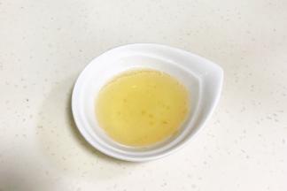 4克吉利丁粉加20克热水搅拌化开。