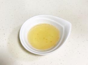 4克吉利丁粉加20克热水搅拌化开。