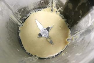 接着打至花生酱越来越细腻顺滑，花生酱就制作完成，倒入玻璃瓶或其他容器中保存。