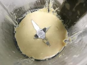 接着打至花生酱越来越细腻顺滑，花生酱就制作完成，倒入玻璃瓶或其他容器中保存。