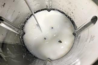 往破壁机杯内加入花生酱、细砂糖、玉米淀粉和牛奶。