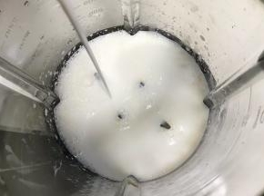 往破壁机杯内加入花生酱、细砂糖、玉米淀粉和牛奶。